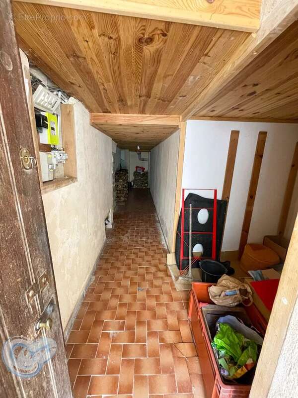 Revest-du-Bion - maison de village à rénover de 44 m² habitable pour un total de152 m² . - photo 2
