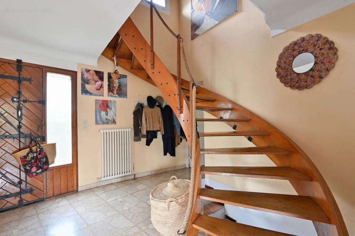 Maison de 6 pièces de 134 m² à Nîmes, Justices Vieilles - photo 7