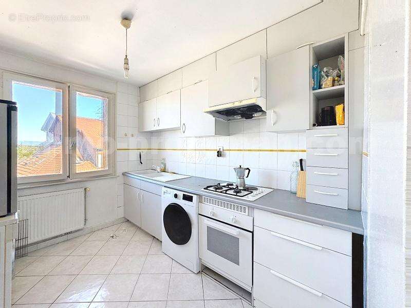 Appartement_T3_Ambilly_proche_frontière_Suisse_DOUANE_TRAM_CEVA_LEMAN_EXPRESS_GENEVE_VOIE_VERTE_secteur_calme_cuisine_moderne_équipée_ouverte_Séjour_Saleve_Vue_Dégagée - Appartement à AMBILLY