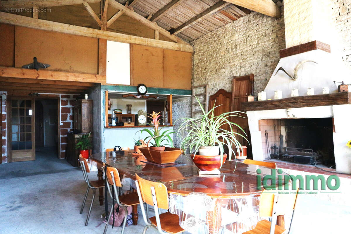 Ensemble immobilier en  bon etat general de 190 m2 sur un terrain clos de 450 m2. au centre historique de la j - photo 7