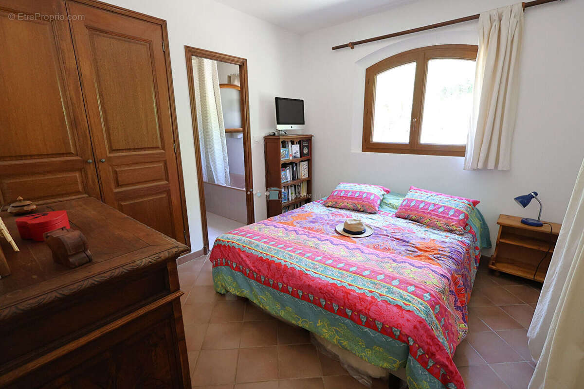 Maison 135 m² avec 2 mazets en pierre et bassin aperçu mer - photo 17