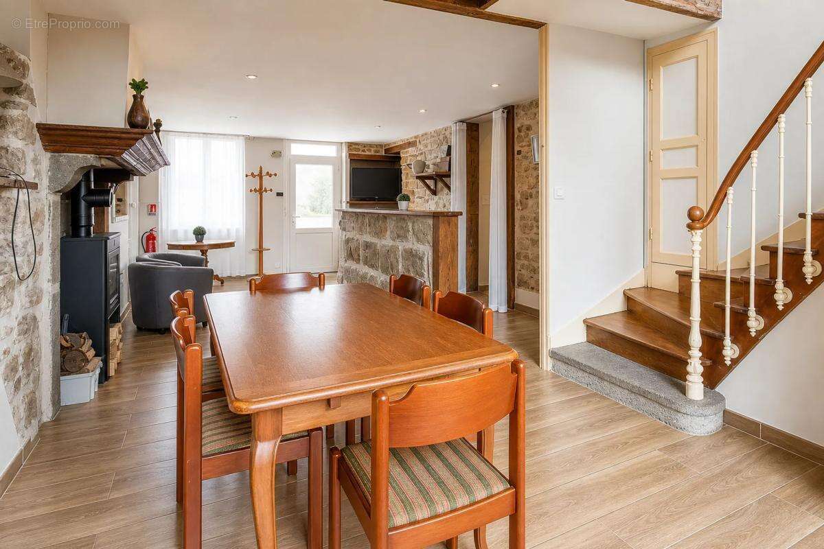 Maison spacieuse de 469 m² à Marsac, 16 pièces - photo 5