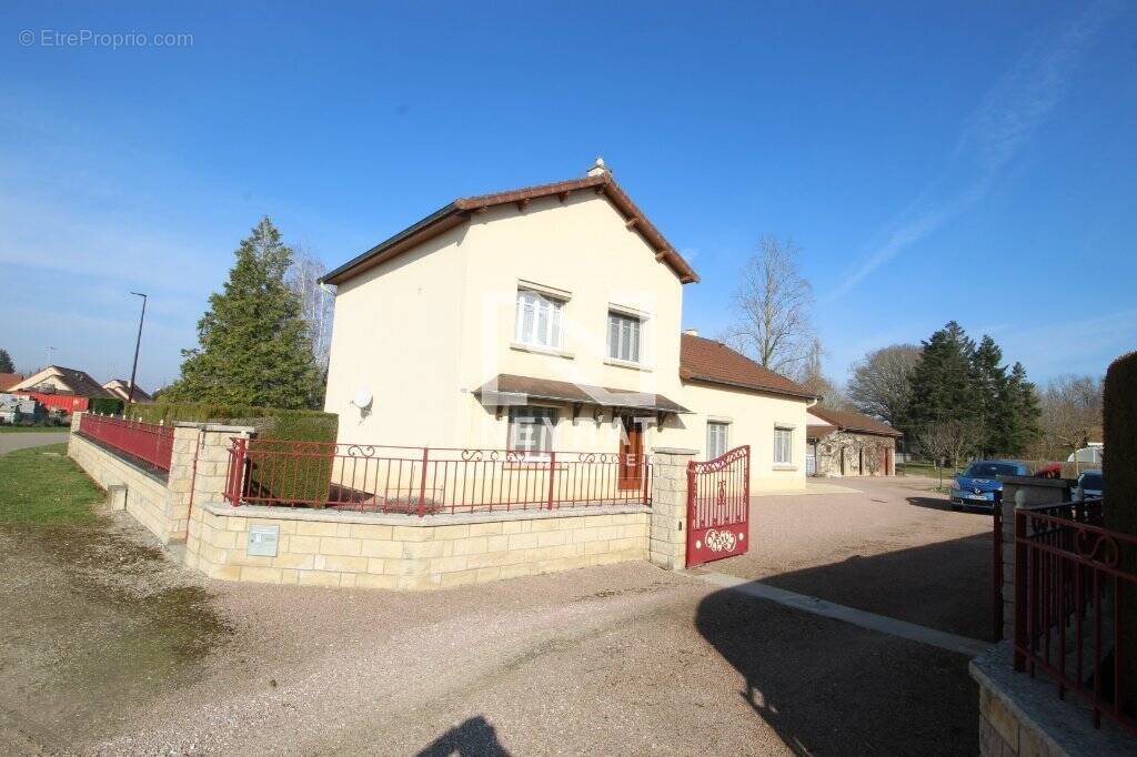 Maison à PIERRE-DE-BRESSE