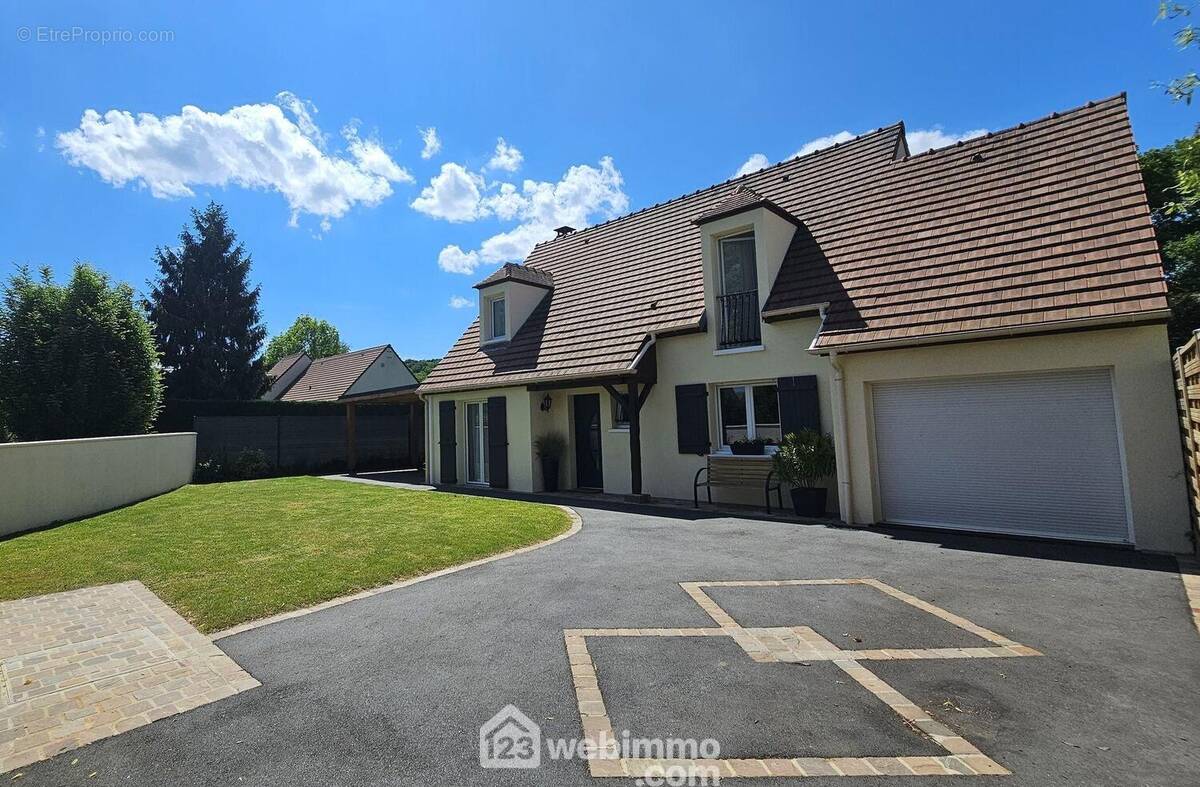 La maison vue sous un autre angle avec son terrassement récent. - Maison à MILLY-LA-FORET