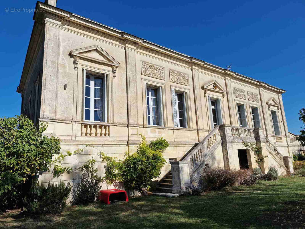 Batisse en pierre de style Directoire avec vignes et piscine - photo 3