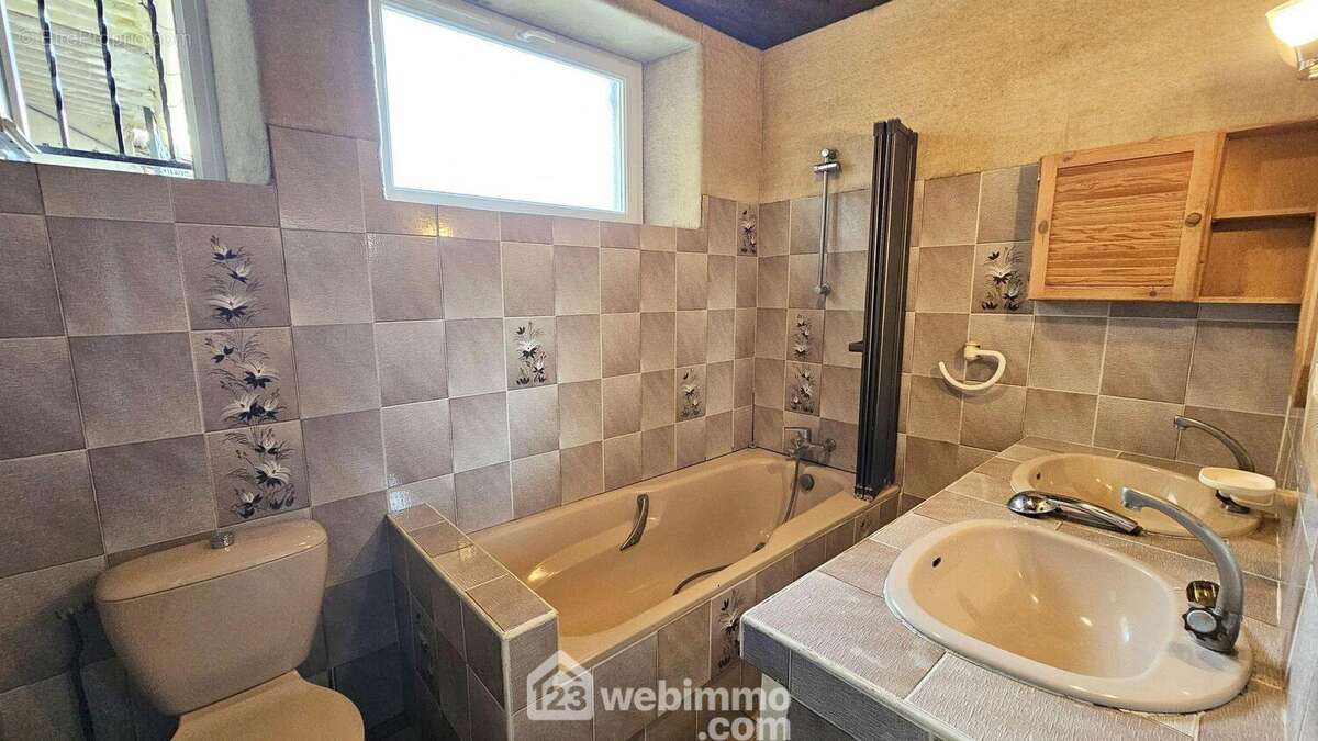 Au RDC, une salle de bain/WC de 5 m². - Maison à MOIGNY-SUR-ECOLE