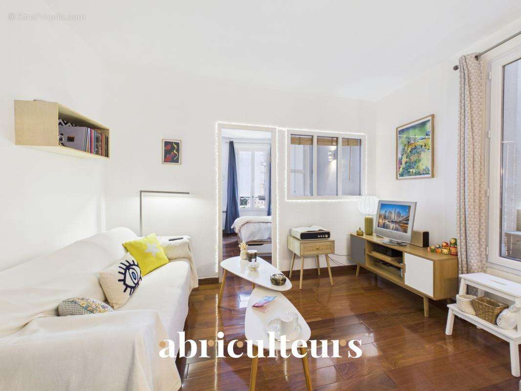 Appartement avec terrasse de 7m² en vente à  Paris 11e, Rue de la Fontaine au Roi (75011) - photo 2