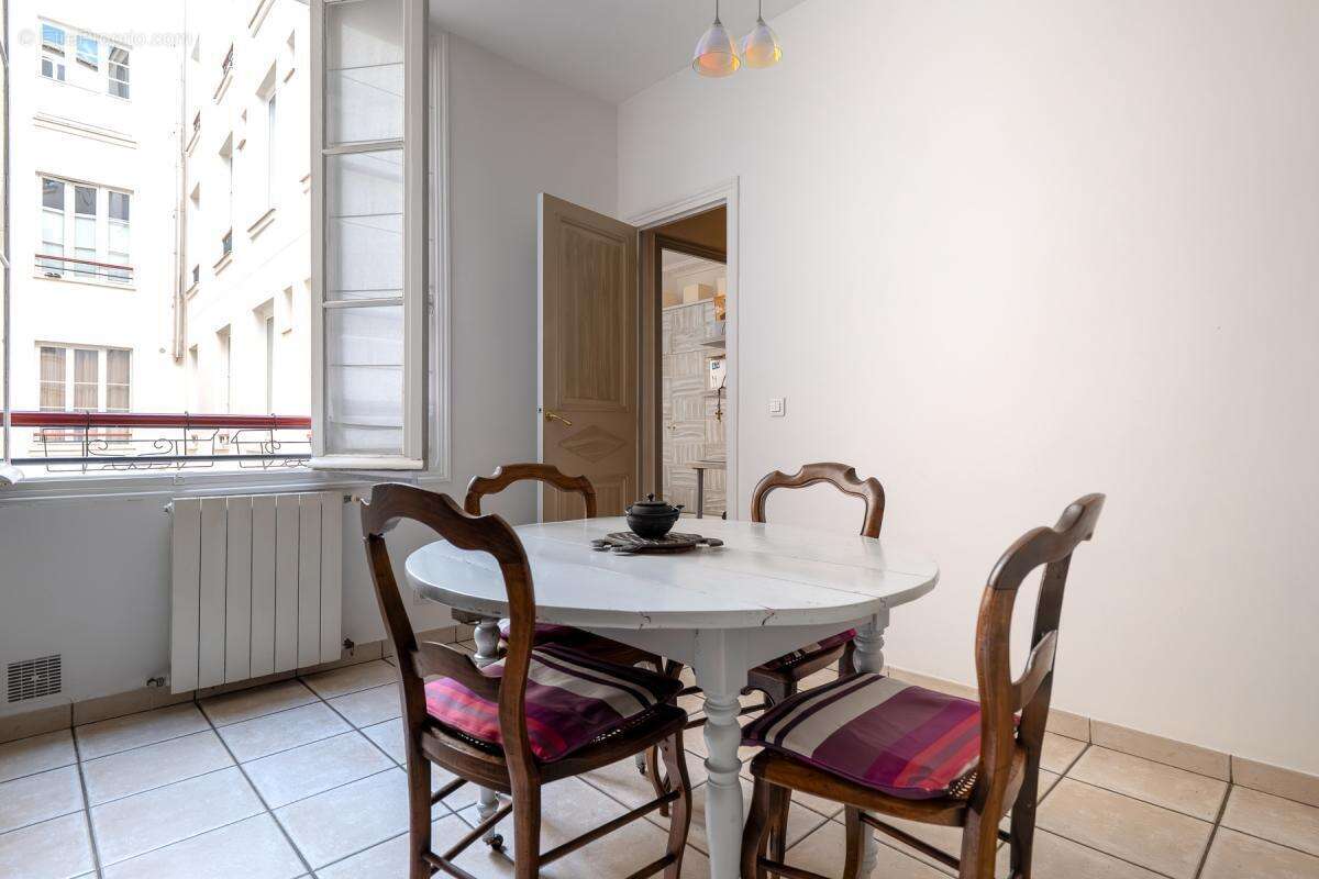 Appartement à PARIS-1E