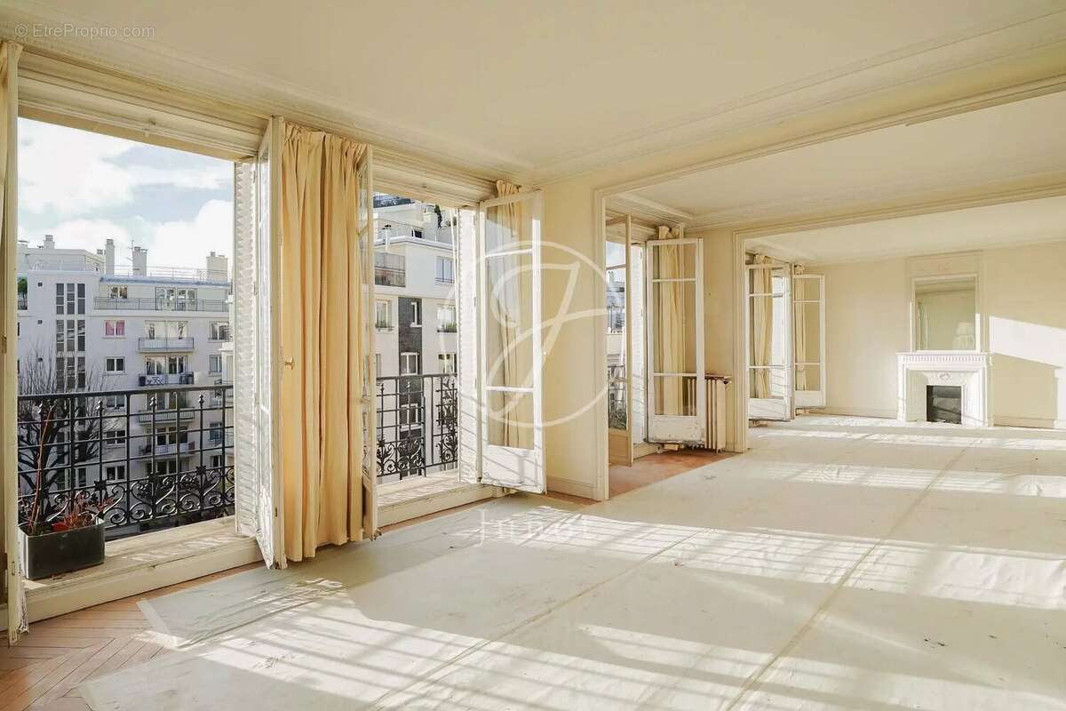 Appartement à PARIS-16E