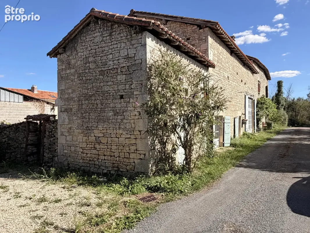 Charmante propriété en pierre avec tour, caractère et potentiel d’aménagement, proche de Champagne-Mouton - photo 17