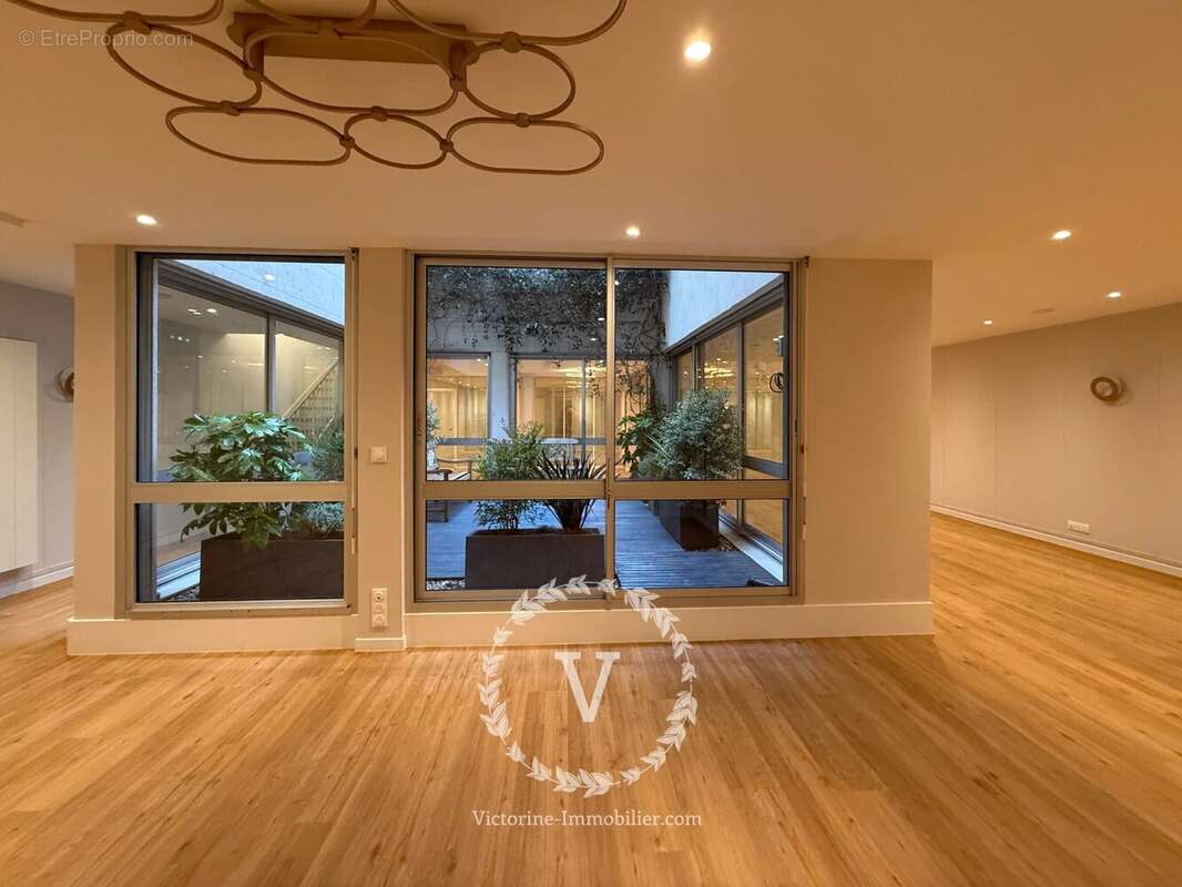 Commerce à PARIS-9E