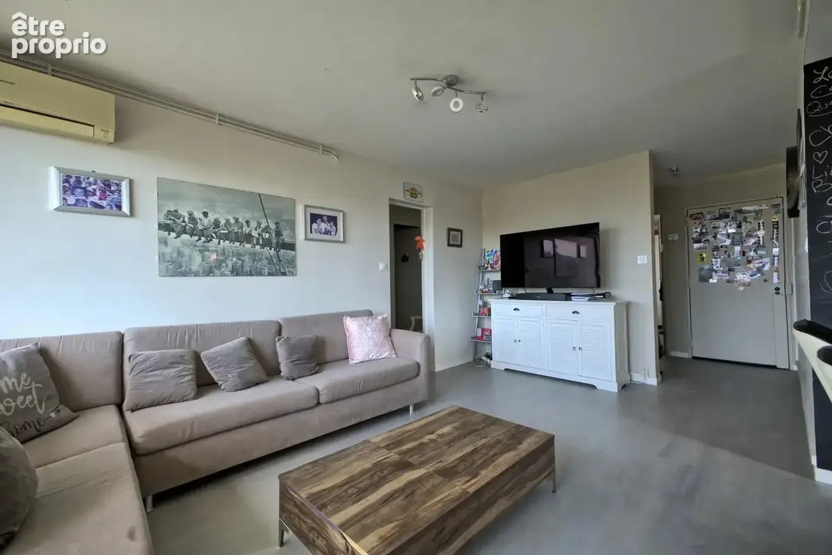 La Rouvière. Appartement T4/T5 de 86 m² en étage élevé avec triple exposition, vue mer et collines. - photo 12