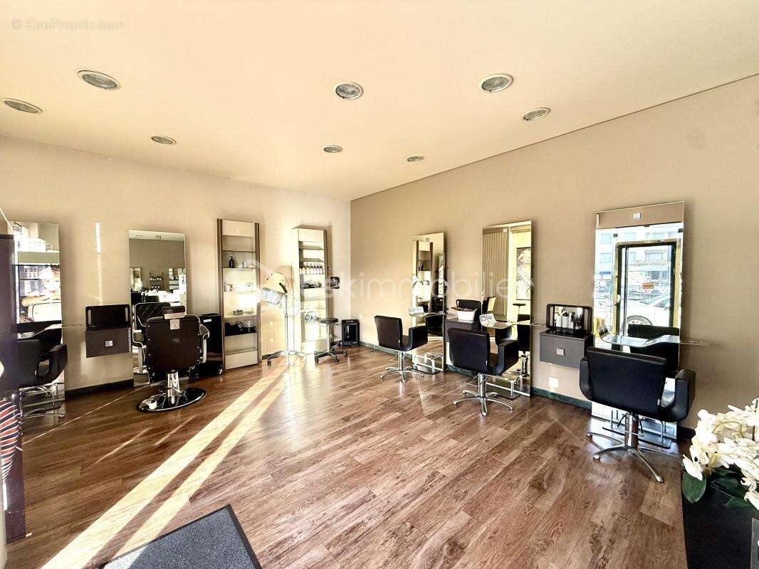 Salon de coiffure – Centre-ville de Bron (Est lyonnais) - photo 2