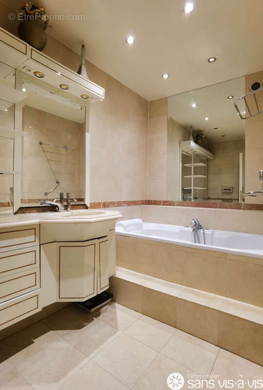 Appartement à COURBEVOIE