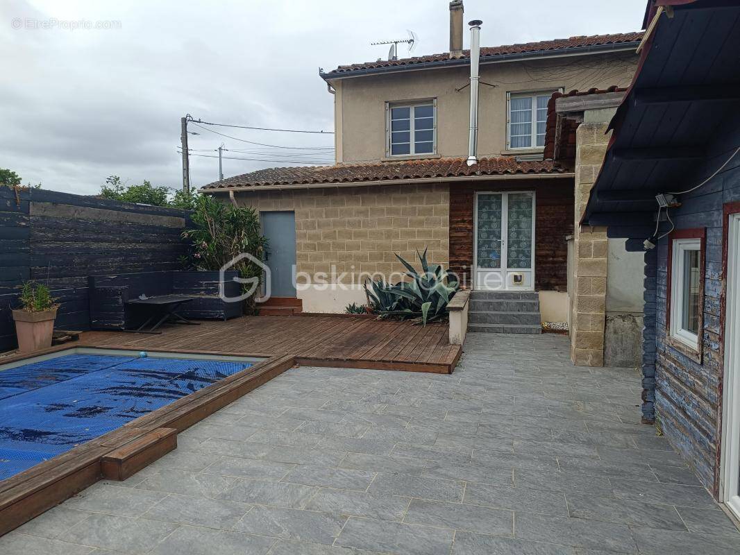 Maison à MONTENDRE