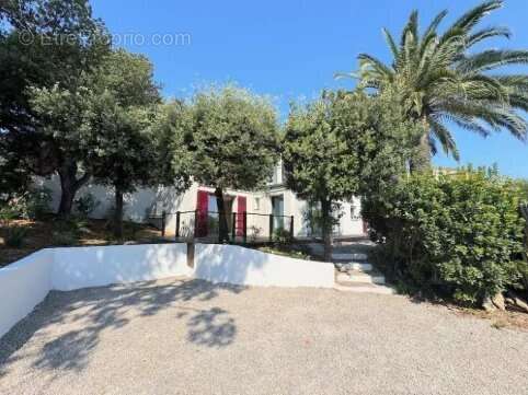 Appartement à ROQUEBRUNE-SUR-ARGENS