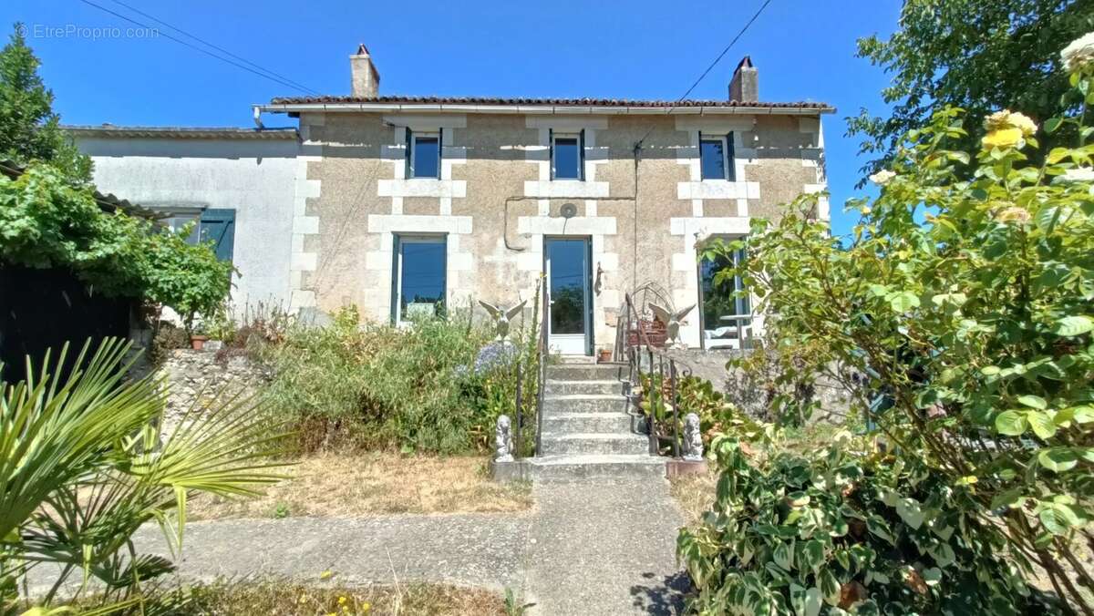 Maison avec dépendances chiré en montreuil - photo 2
