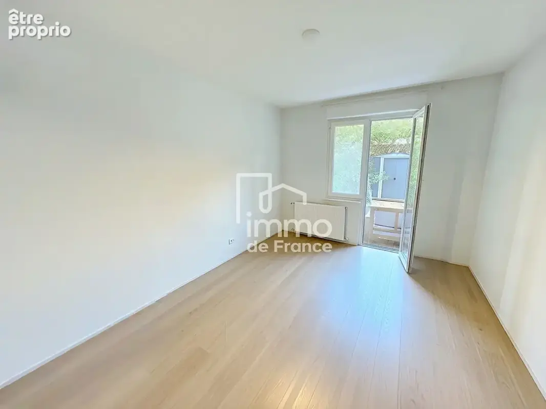 Bel appartement T2 en rez-de-jardin avec piscine résidents, garage et parking proche Genève - photo 7