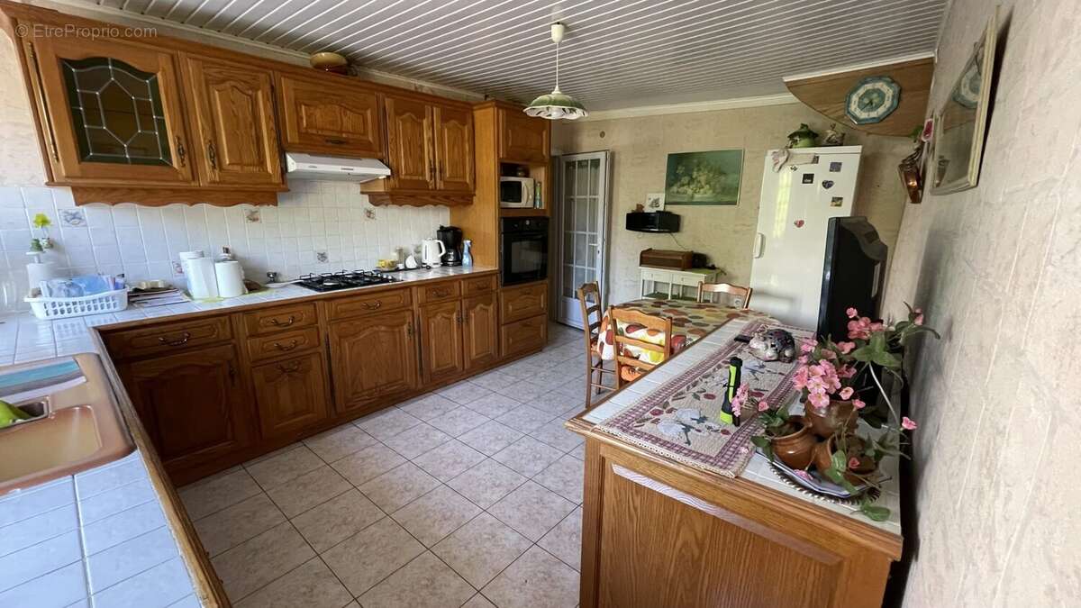 Cuisine équipée et aménagée - Maison à AUBIGNE-RACAN
