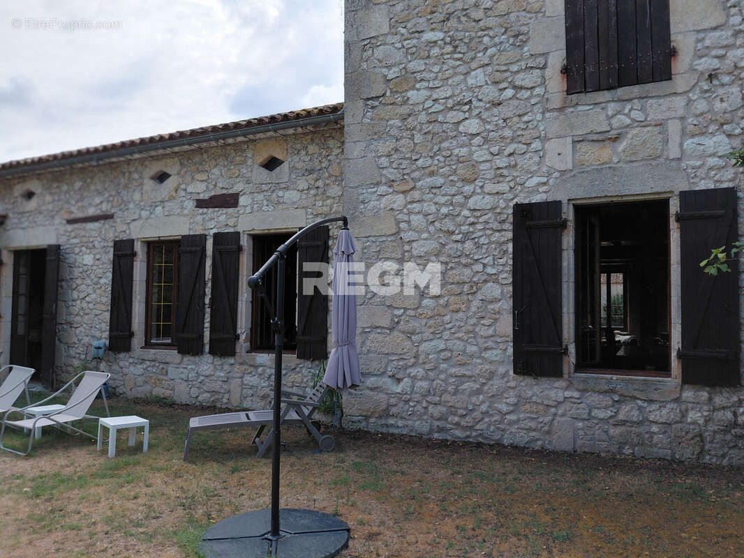 TRES BELLE LONGERE DES 17ème et 19ème siècle sur 20 hectares de praires, 18 et bois 2 avec étang, rivière long - photo 19