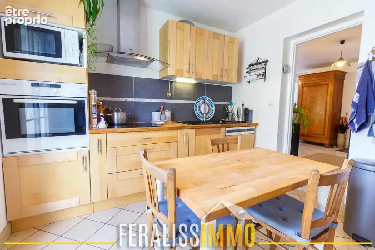 Dans un écrin de verdure, maison familiale édifiée sur sous- - photo 6