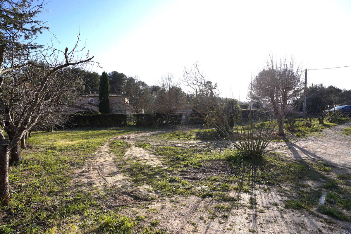 Terrain à VENTABREN