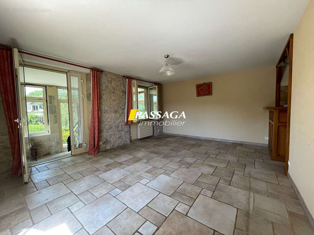 A VENDRE - Bel immeuble de rapport (4 appartements) avec terrain attenant - LAISSAC - photo 4