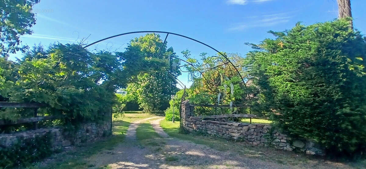 Maison de caractère en pierre avec studio, garage et jardin à vendre Dordogne - photo 2