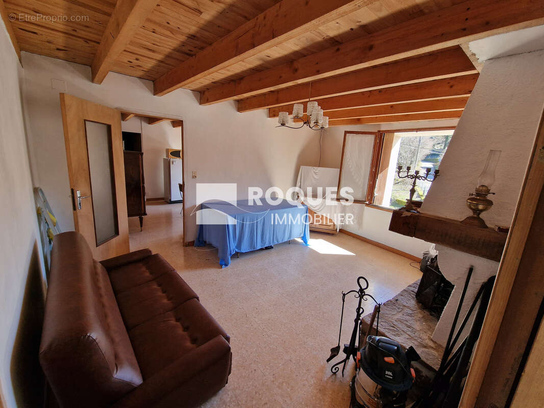 Sur la commune de Castanet-le-Haut, à vendre charmante maison de village 4 pièces d'environ 75 m2 avec garage - photo 13