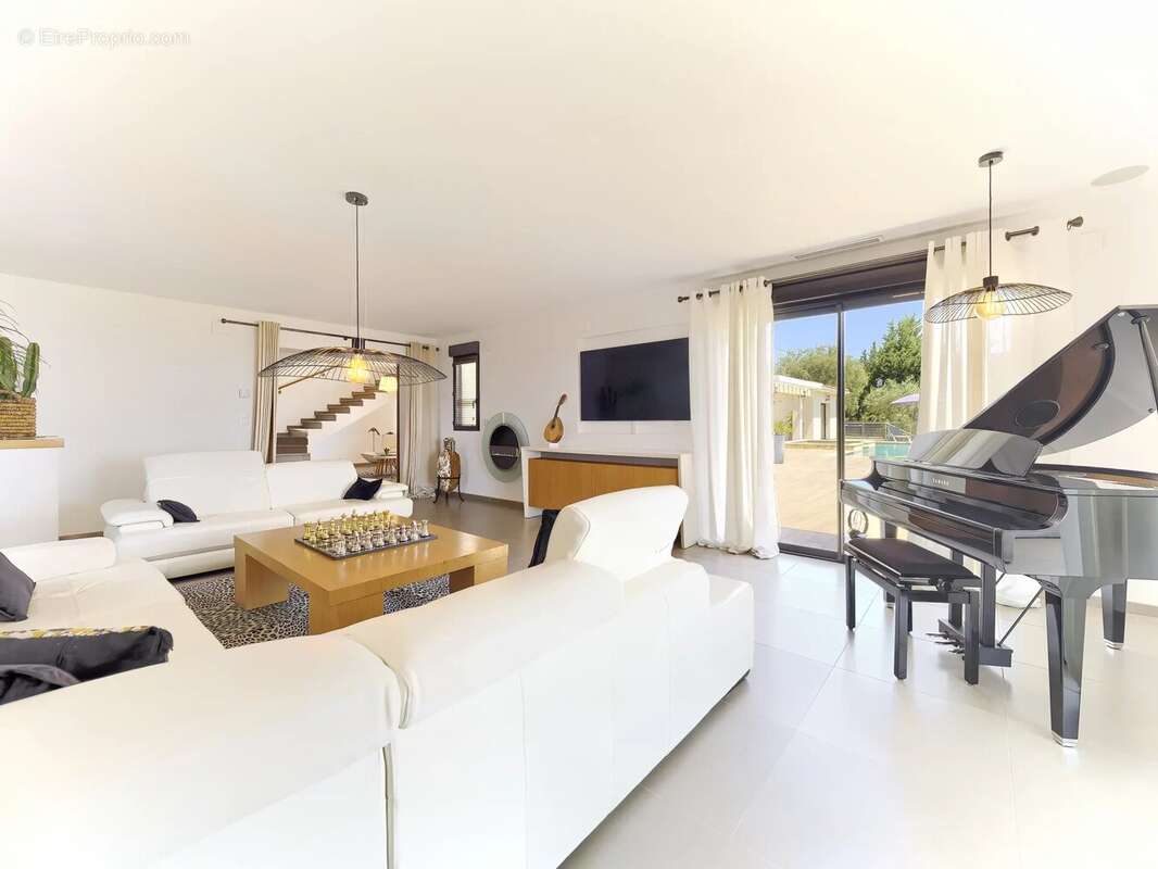Maison à CHATEAUNEUF-GRASSE