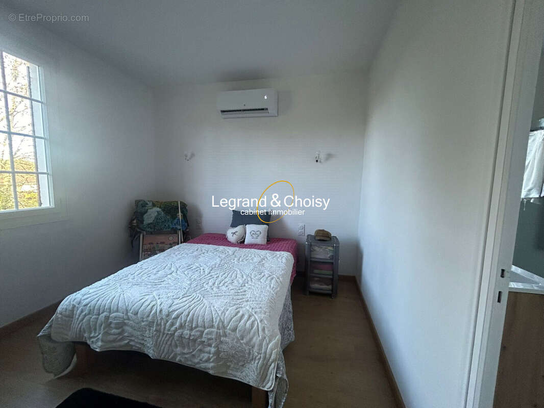 chambre 1 RDC donnant sur salle d'eau - Maison à FOULAYRONNES