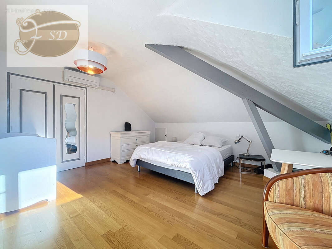 VILLA 7P+C 248m2 - photo 15