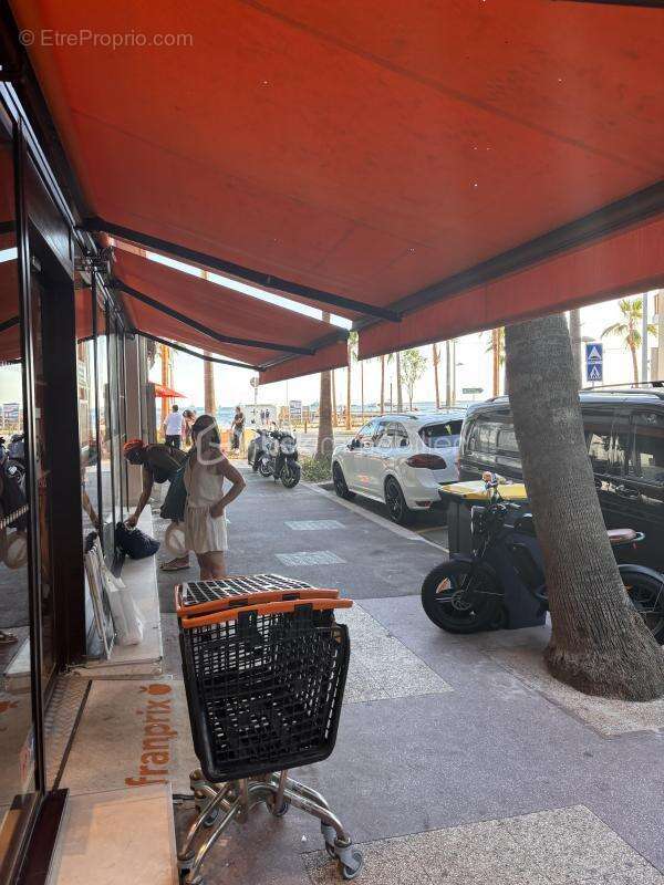 Commerce à VALLAURIS