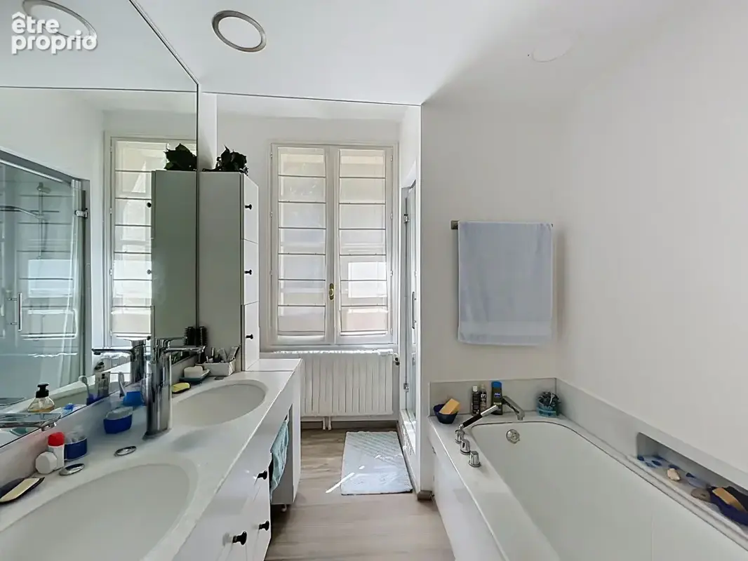 Maison de charme de 257 m², avec piscine et terrain arborée - photo 11