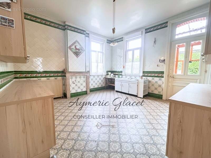 Noyelles-sur-Selle — Grande maison familiale de 234 m², dépendances et cour pavée. Une maison de caractère, désormais à 276 000 - photo 6