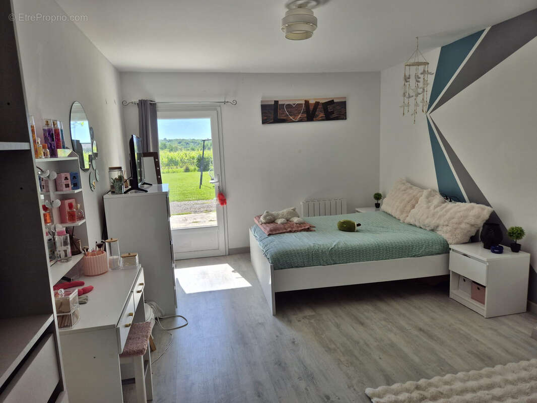 Ferme rénovée de 276 m2 avec garages, piscine et jardin clos - sans vis à vis ! - photo 10