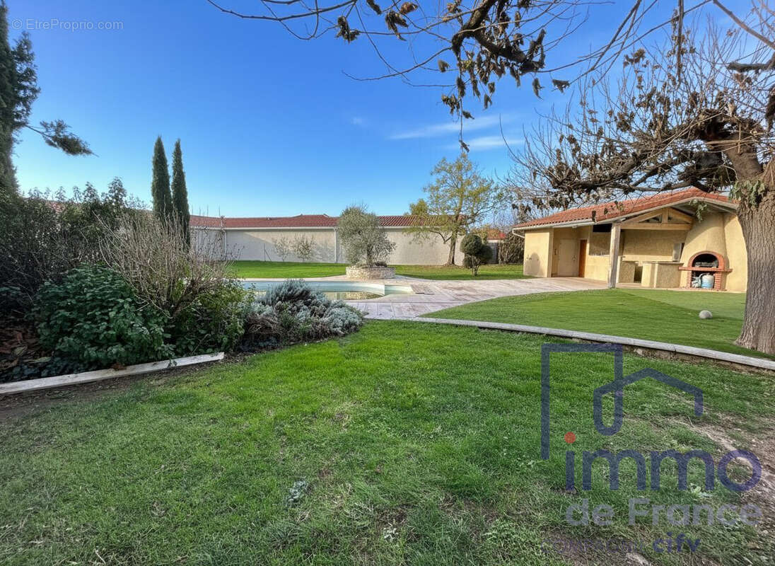 Maison à MONTROND-LES-BAINS