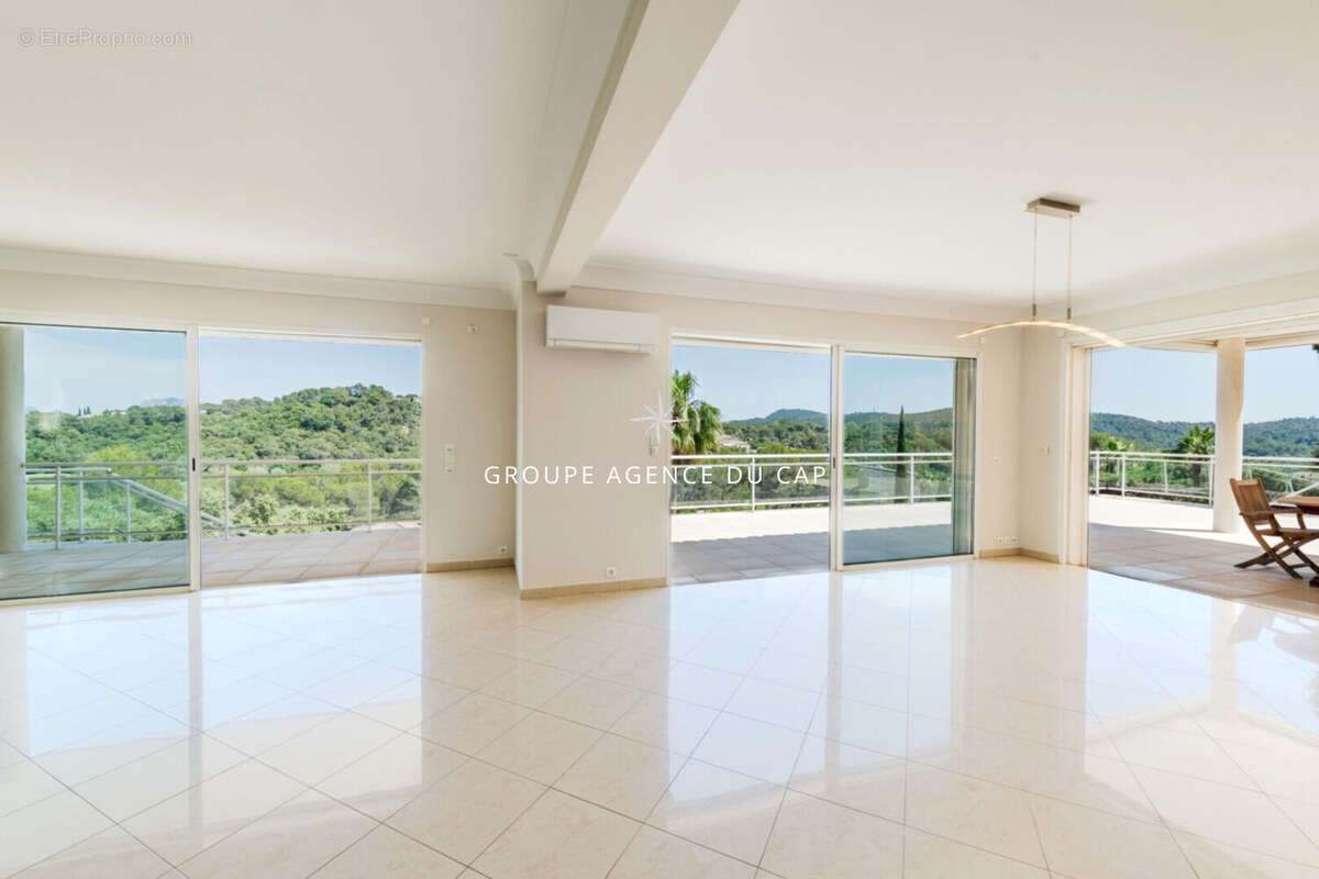 Vue degagee tres belle villa lumineuse de 7 pieces 5 chambres piscine deux garages proche golfs - photo 4