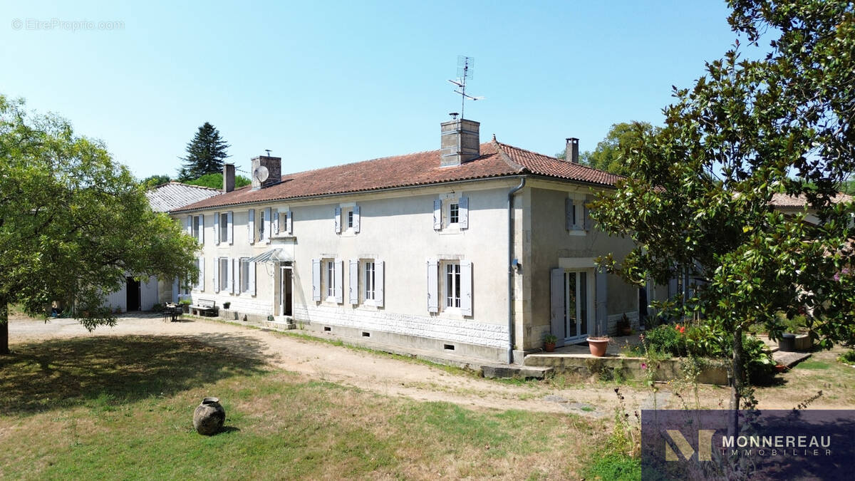 Maison à BAIGNES-SAINTE-RADEGONDE