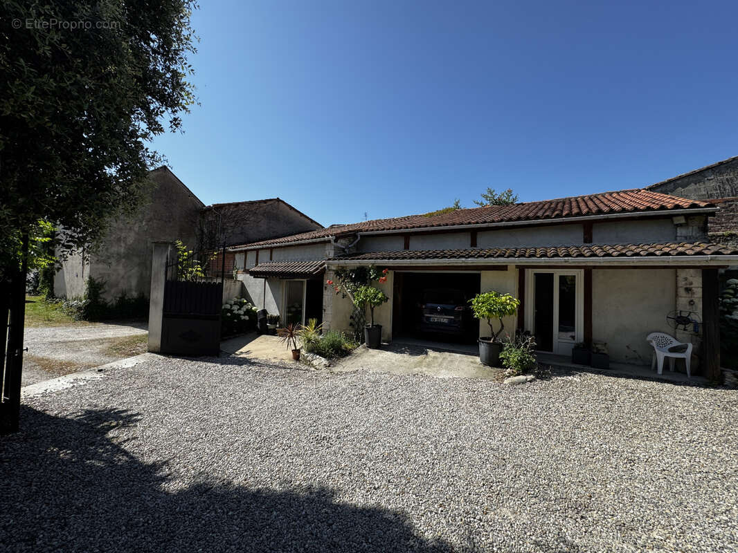 Maison à BARBEZIEUX-SAINT-HILAIRE