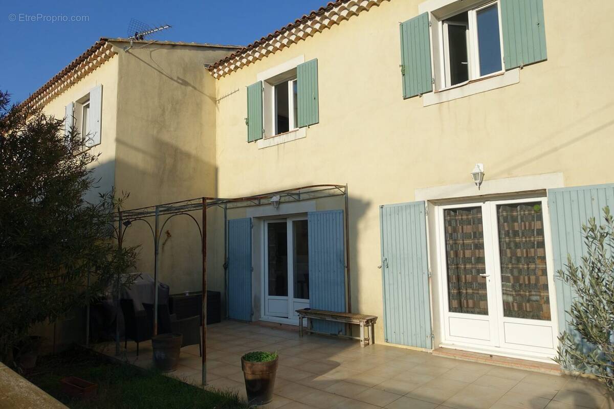 Maison à ENTRAIGUES-SUR-LA-SORGUE
