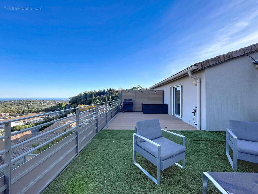 Appartement à CHATEAUNEUF-GRASSE