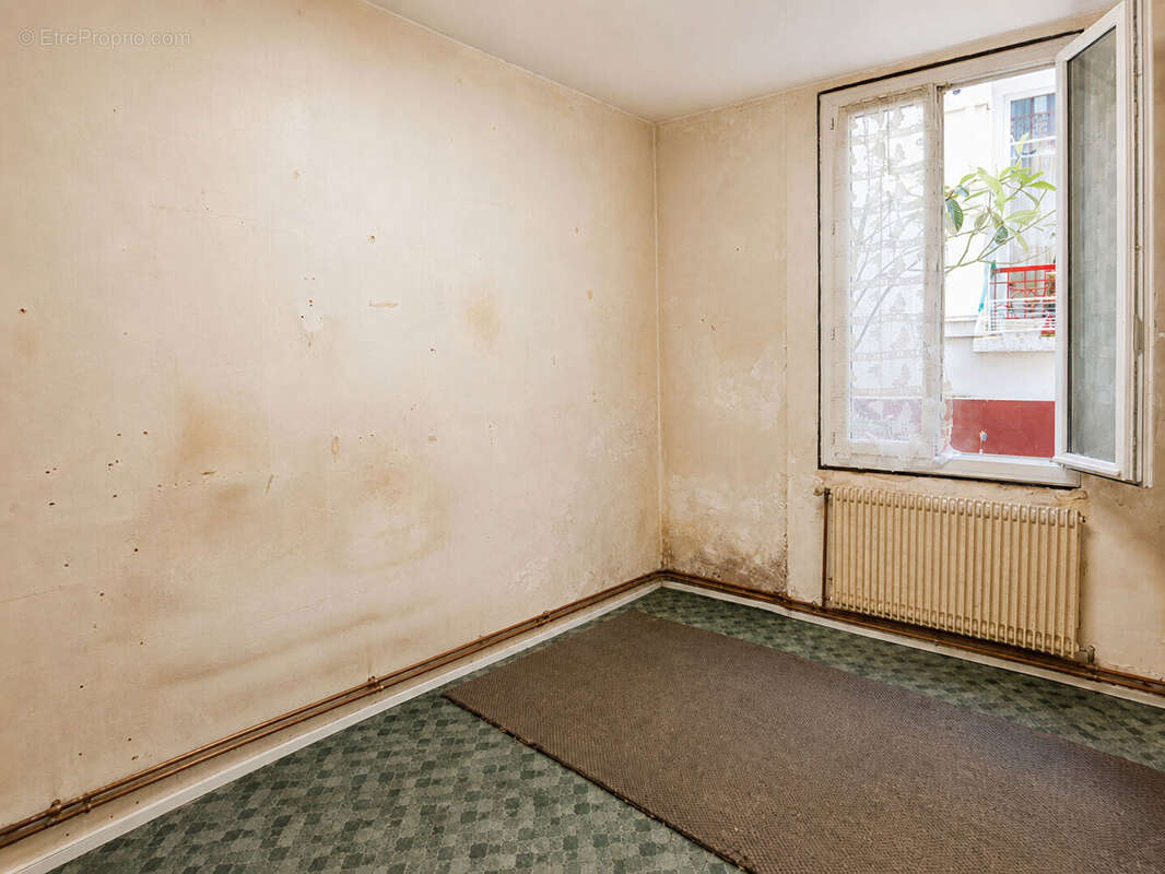 Local / Appartement 49m² + 18m² en souplex place des Abbesses - photo 6
