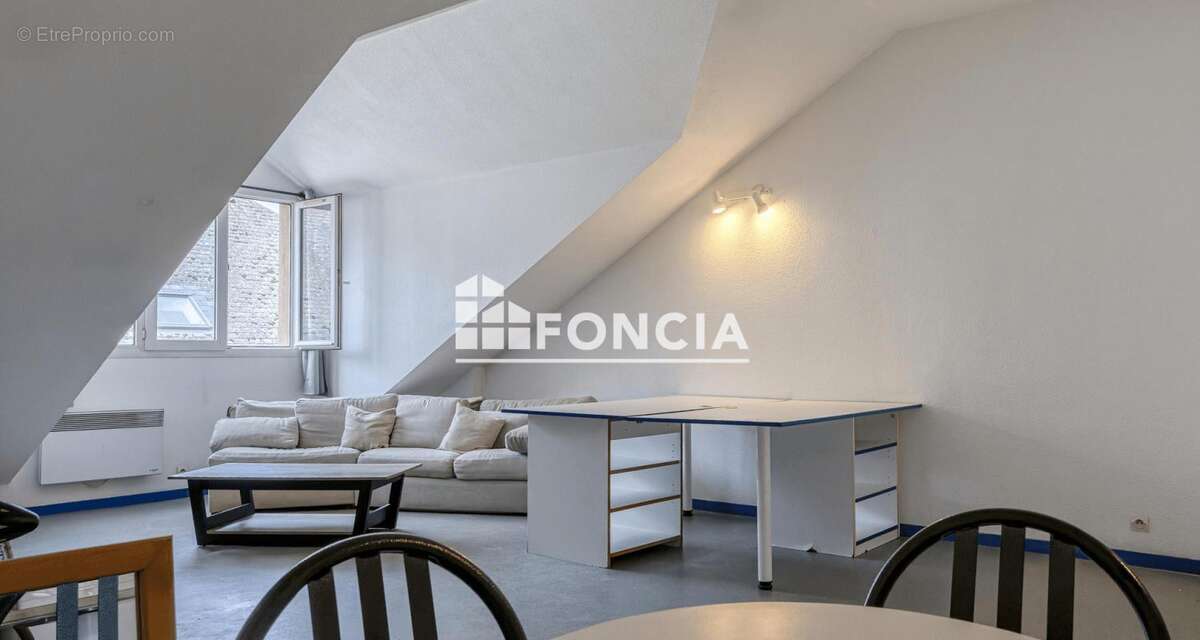 Idéal investisseur ou premier achat ! Au cœur du centre-ville de Chambéry, découvrez ce studio de 30,06 m² situé au 3ᵉ étage, à  - photo 2