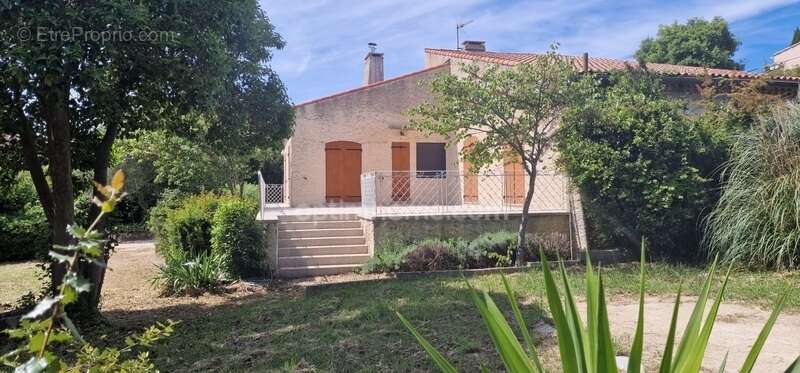 Maison à SAINT-MITRE-LES-REMPARTS