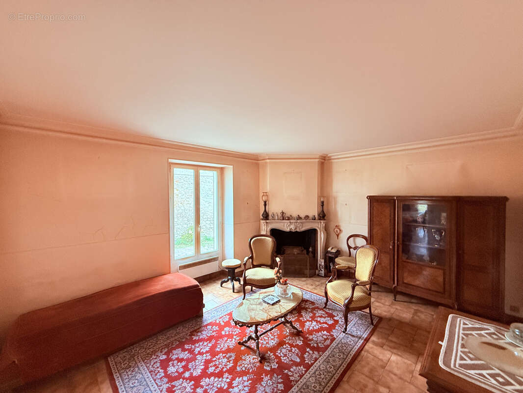 Maison à LA QUEUE-LES-YVELINES