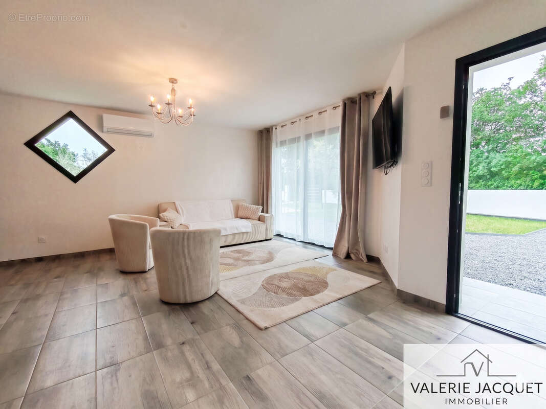 Maison 85 m² à Saint-Pierre-Du-Palais  - photo 4