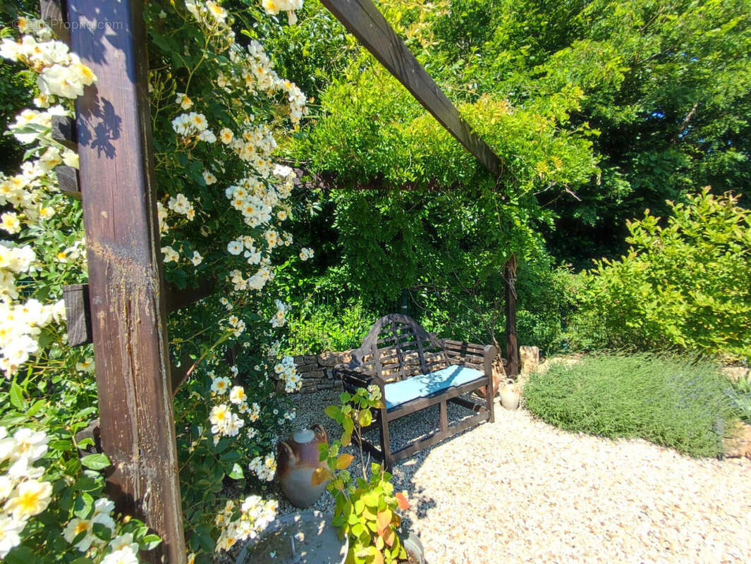 Charmante Maison, Jardin Paysager Style Méditerranéen, 4 Chambres, 2 Salles de Bains, Magasins Proche, Nieuil, Charente - photo 5