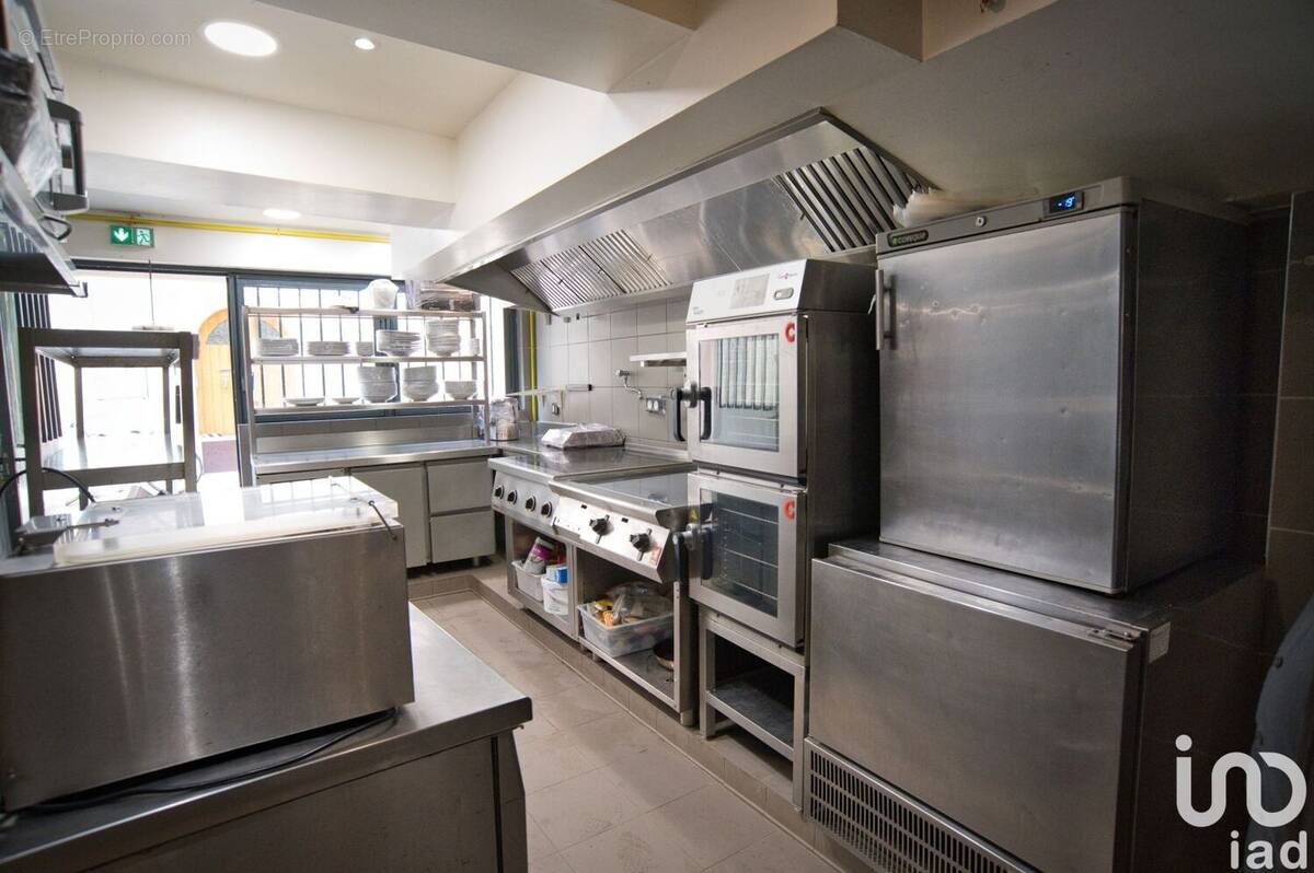 Photo 1 - Commerce à UZES