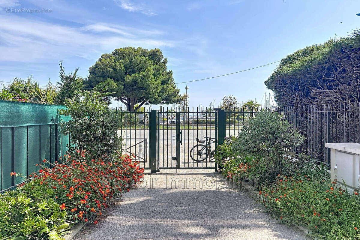 Appartement à SAINT-LAURENT-DU-VAR